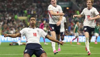 Bellingham faz dois, Inglaterra segura o México e avança às quartas de final