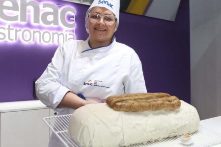 Equipe de escola gastronômica gaúcha produz maior camafeu do mundo
