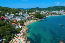 Bombinhas recebe dois milhões de turistas por verão e vive alta nas locações de temporada