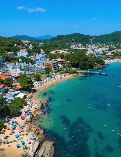 Bombinhas recebe dois milhões de turistas por verão e vive alta nas locações de temporada