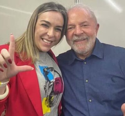 Lula disse que lobista nunca esteve ao lado dele, mas Roberta postou fotos com presidente