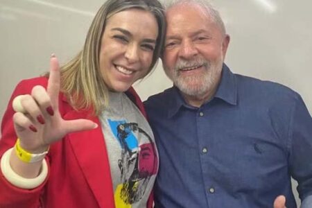 Lula disse que lobista nunca esteve ao lado dele, mas Roberta postou fotos com presidente