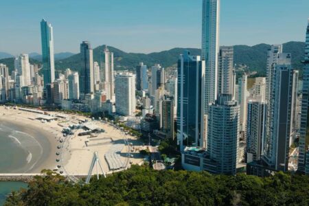 Balneário Camboriú amplia construção de arranha-céus para os bairros