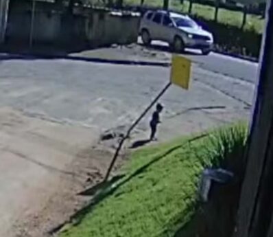Vídeo: bebê de 1 ano e 6 meses foge de creche e vai sozinho até trabalho da mãe em SC
