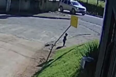 Vídeo: bebê de 1 ano e 6 meses foge de creche e vai sozinho até trabalho da mãe em SC