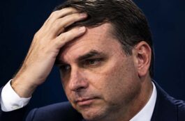 Flávio Bolsonaro voltou dos EUA ao Brasil no mesmo jato de Vorcaro usado por Moraes, diz revista
