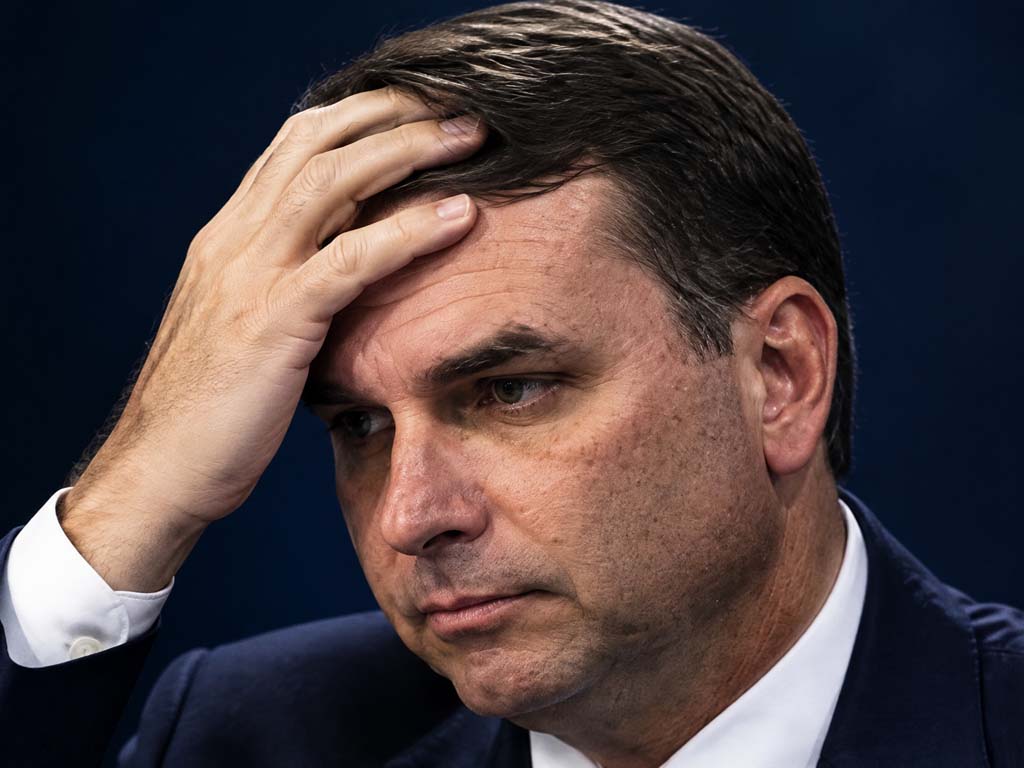 Flávio Bolsonaro é investigado por lavagem e corrupção em repasses de Vorcaro a ‘Dark Horse’