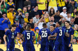 Brasil evolui com novo esquema de Ancelotti e vence Austrália de virada em jogo de seis gols