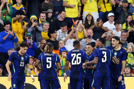 Brasil evolui com novo esquema de Ancelotti e vence Austrália de virada em jogo de seis gols