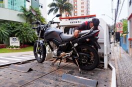 Blumenau: após ser parado por alta velocidade, moto é apreendida sem documentação, com 72 infrações e R$ 17 mil em dívida