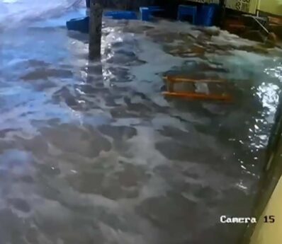 Tsunami meteorológico causa alagamentos em três cidades do Litoral Sul de SC; assista o vídeo