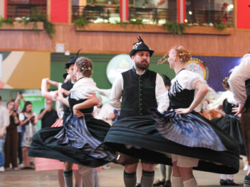 Grupos folclóricos levam danças típicas à programação da Oktoberfest de Blumenau