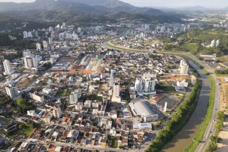 TCE-SC suspende licitação de R$ 356 milhões da iluminação pública de Brusque