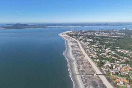 Porto de São Francisco conclui maior engordamento de praia do Brasil