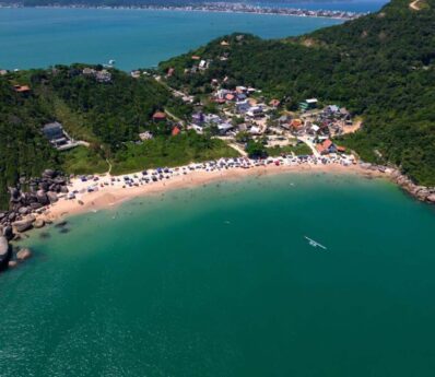 5 praias de Bombinhas são premiadas com Bandeira Azul para temporada 2026/27