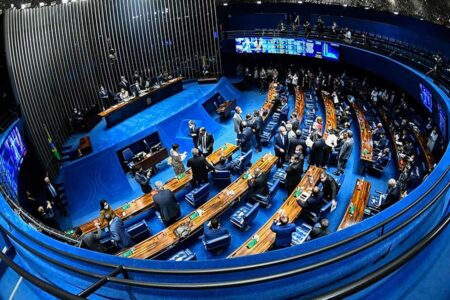 Pesquisas projetam PL com até 25 senadores a partir de 2027 e PT e PP com nove; veja resultados